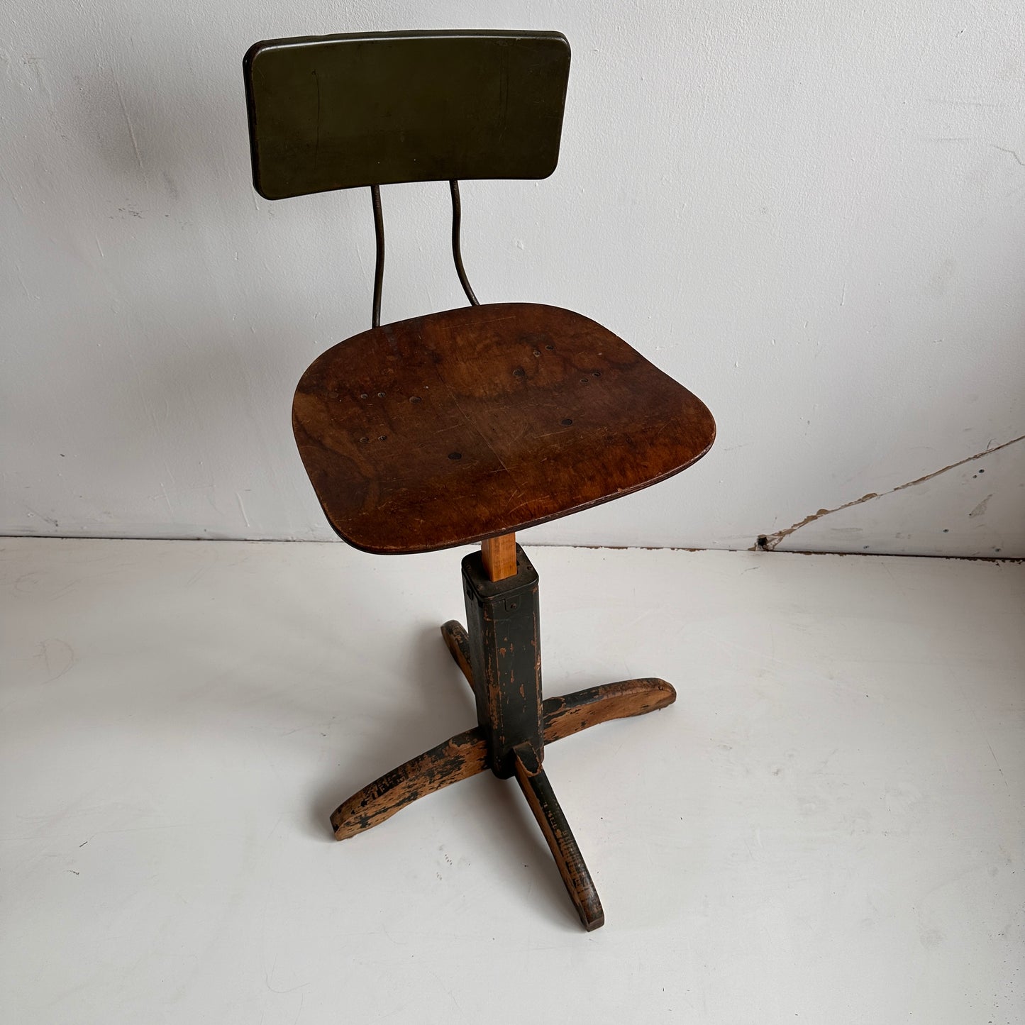 ST016 ADJUSTABLE WOODEN STOOL