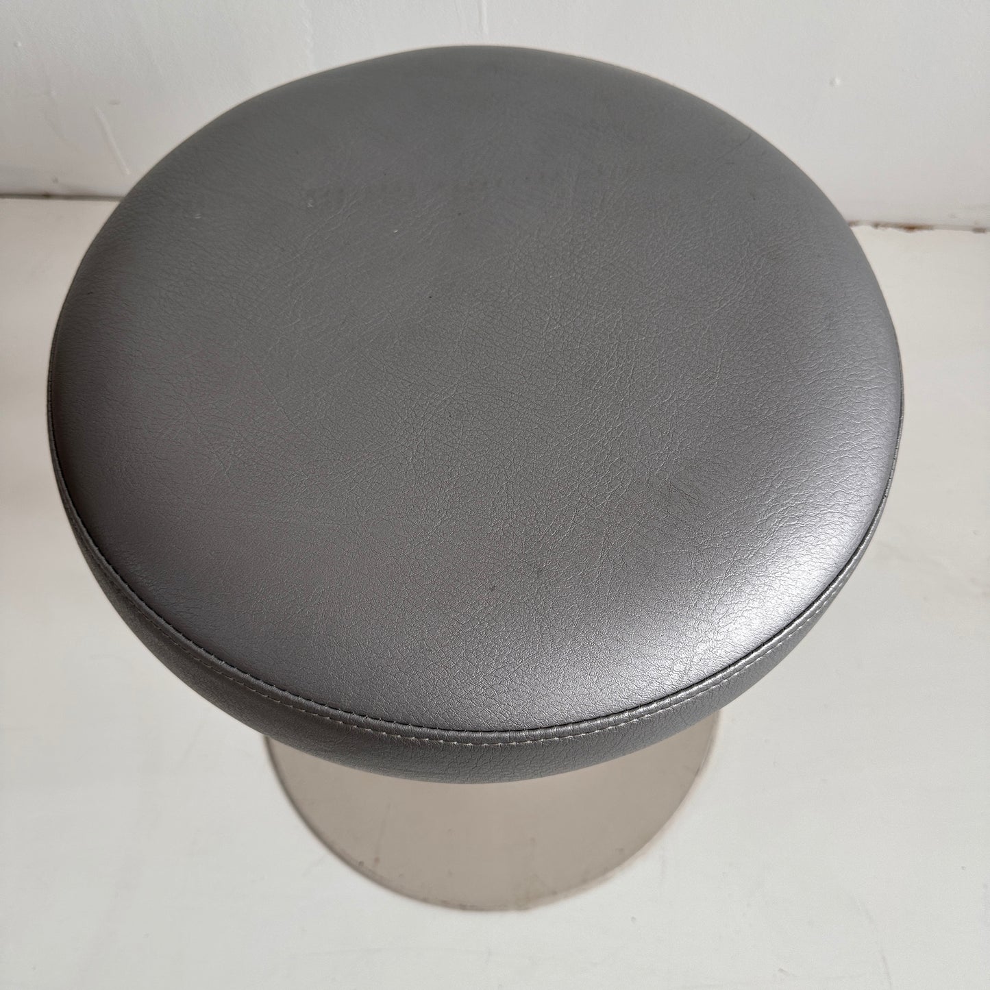 ST018 SILVER KNOLL TULIP STOOL