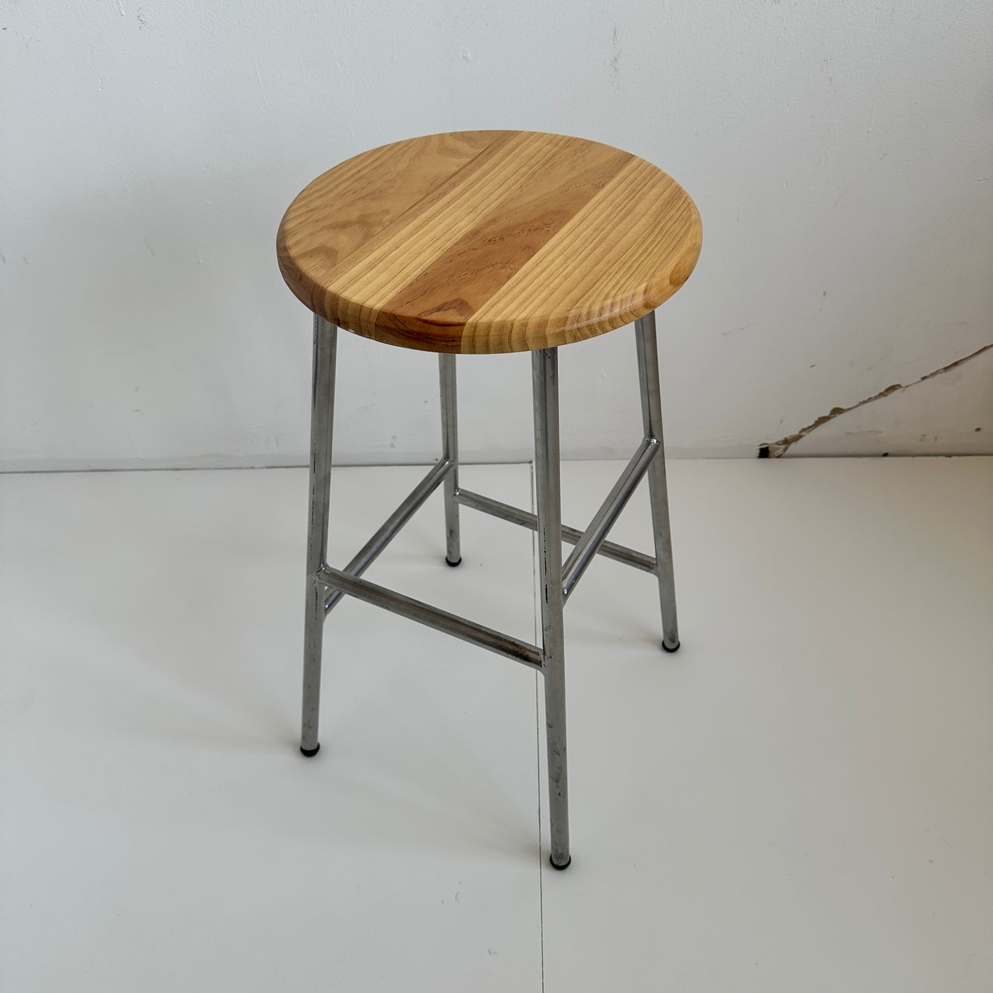 ST021 CHROME FRAME WOOD TOP STOOL