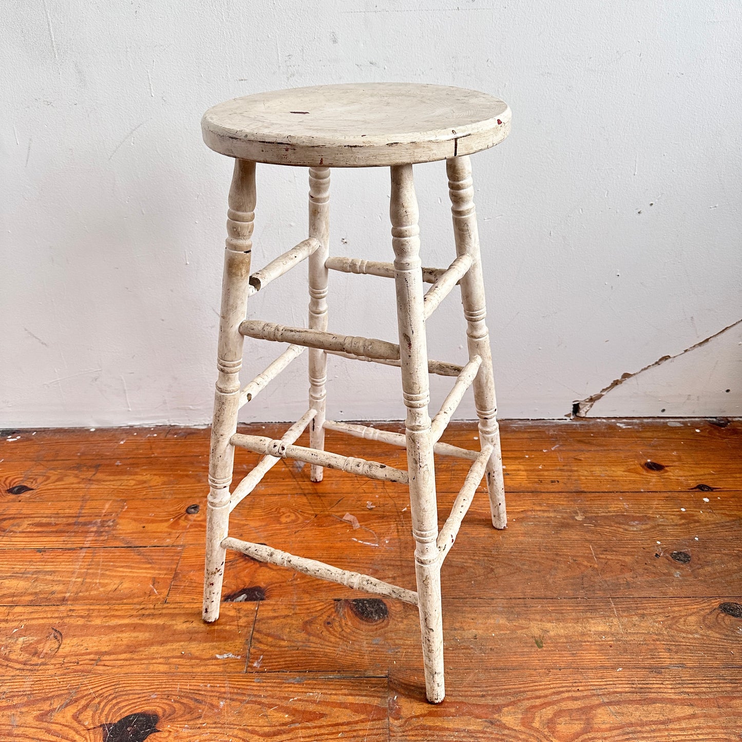 ST024 DISTRESSED WHITE STOOL