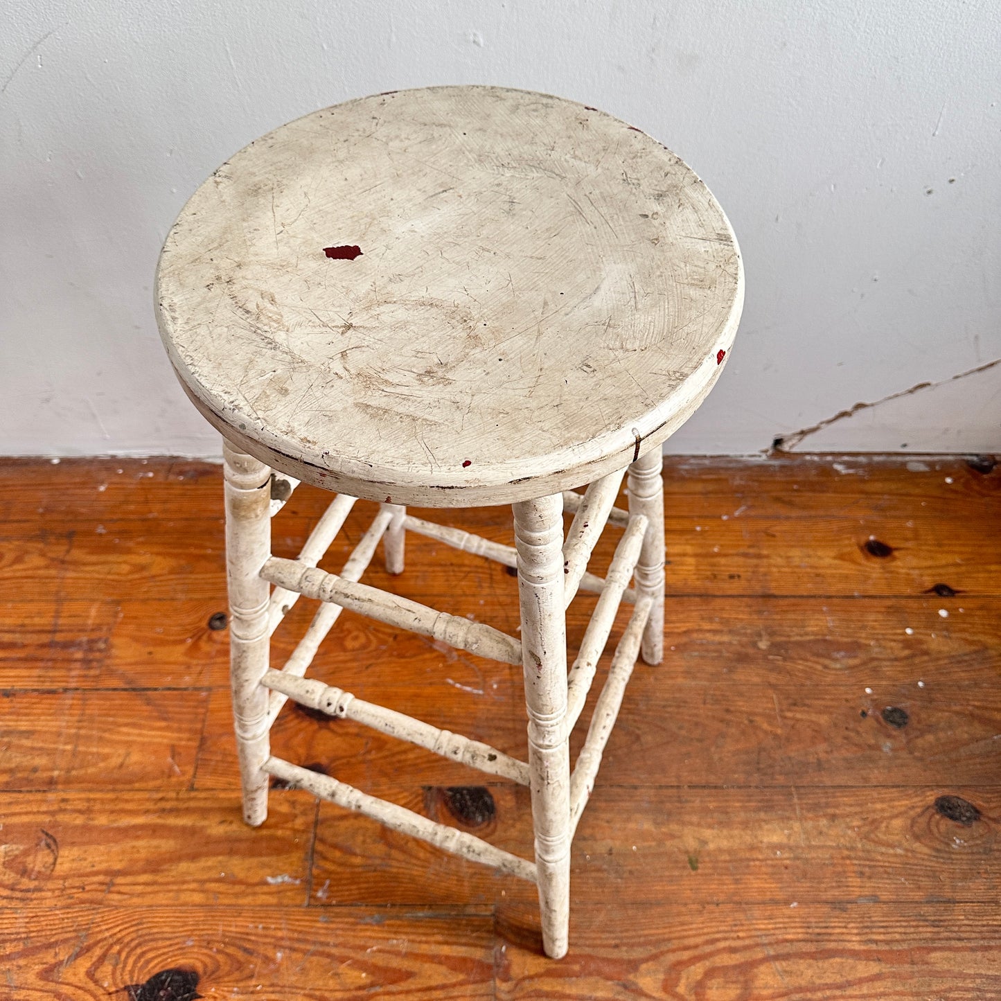 ST024 DISTRESSED WHITE STOOL