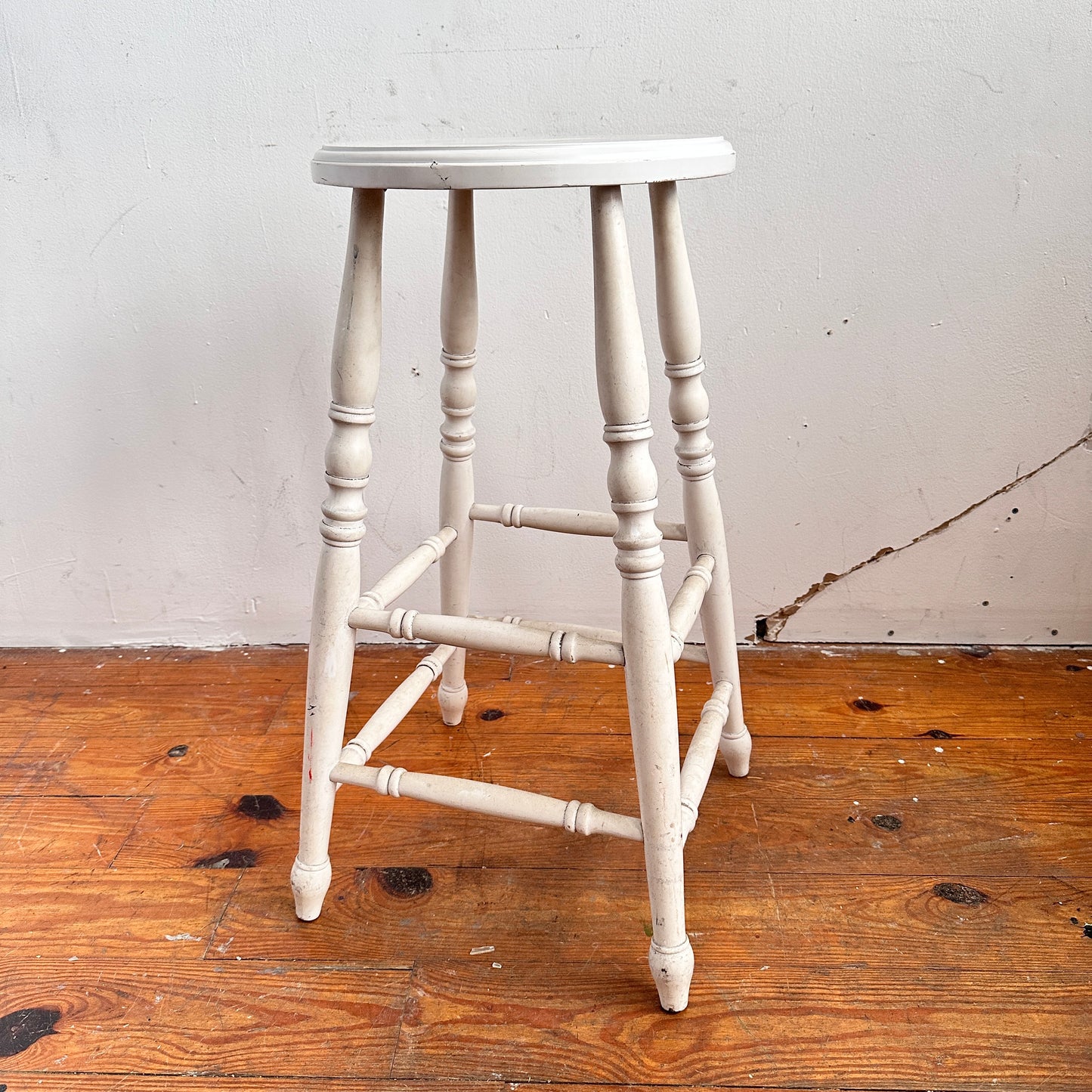 ST026 CHUNKY WHITE STOOL