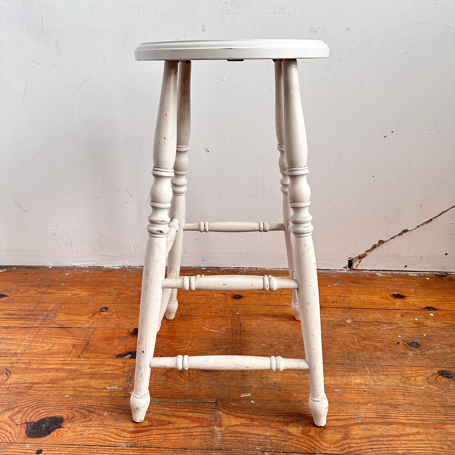ST026 CHUNKY WHITE STOOL