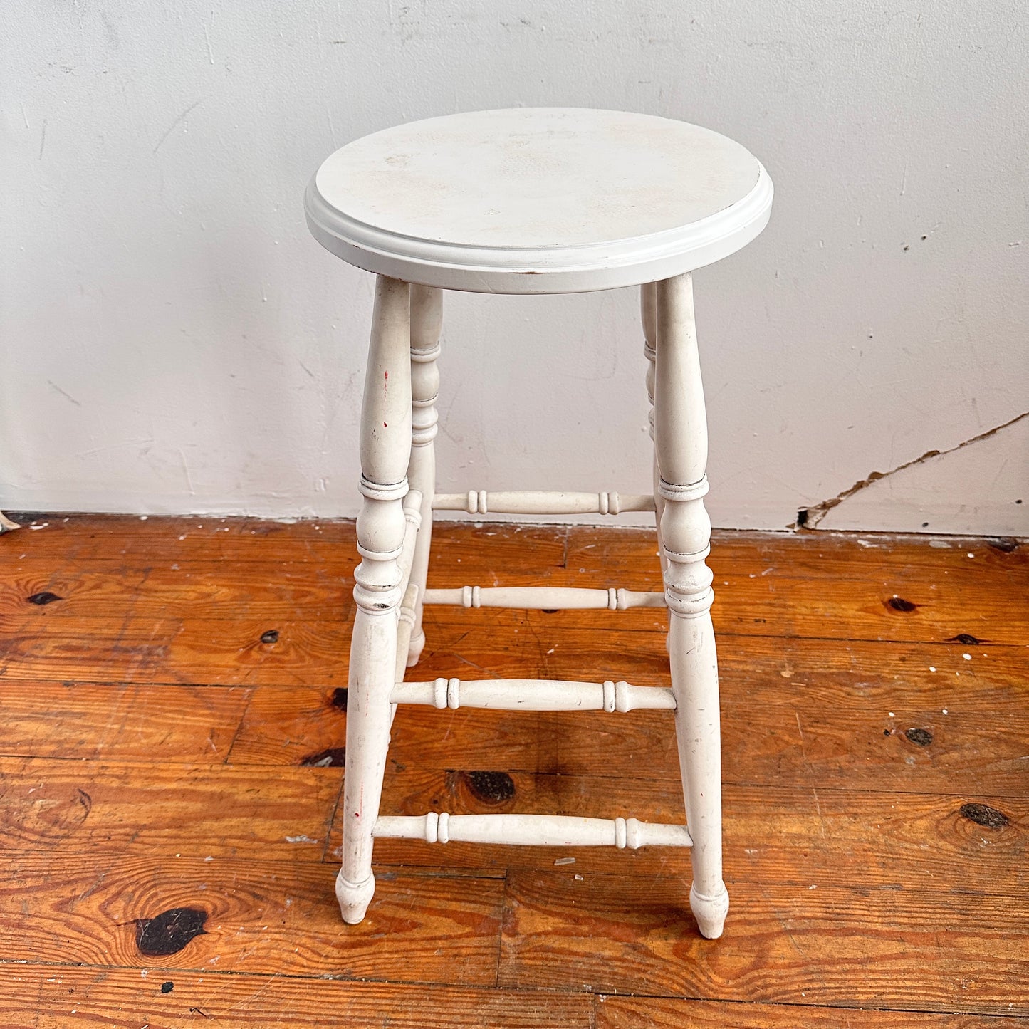 ST026 CHUNKY WHITE STOOL