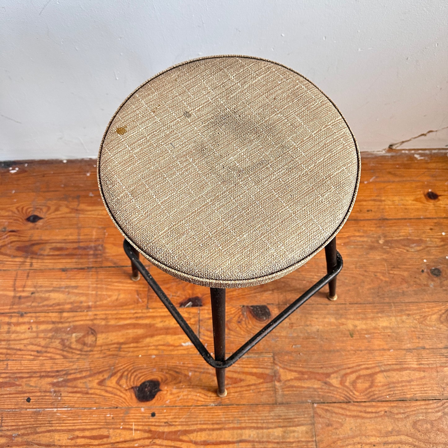 ST028 BLACK AND TAN VINYL SWIVEL SEAT STOOL
