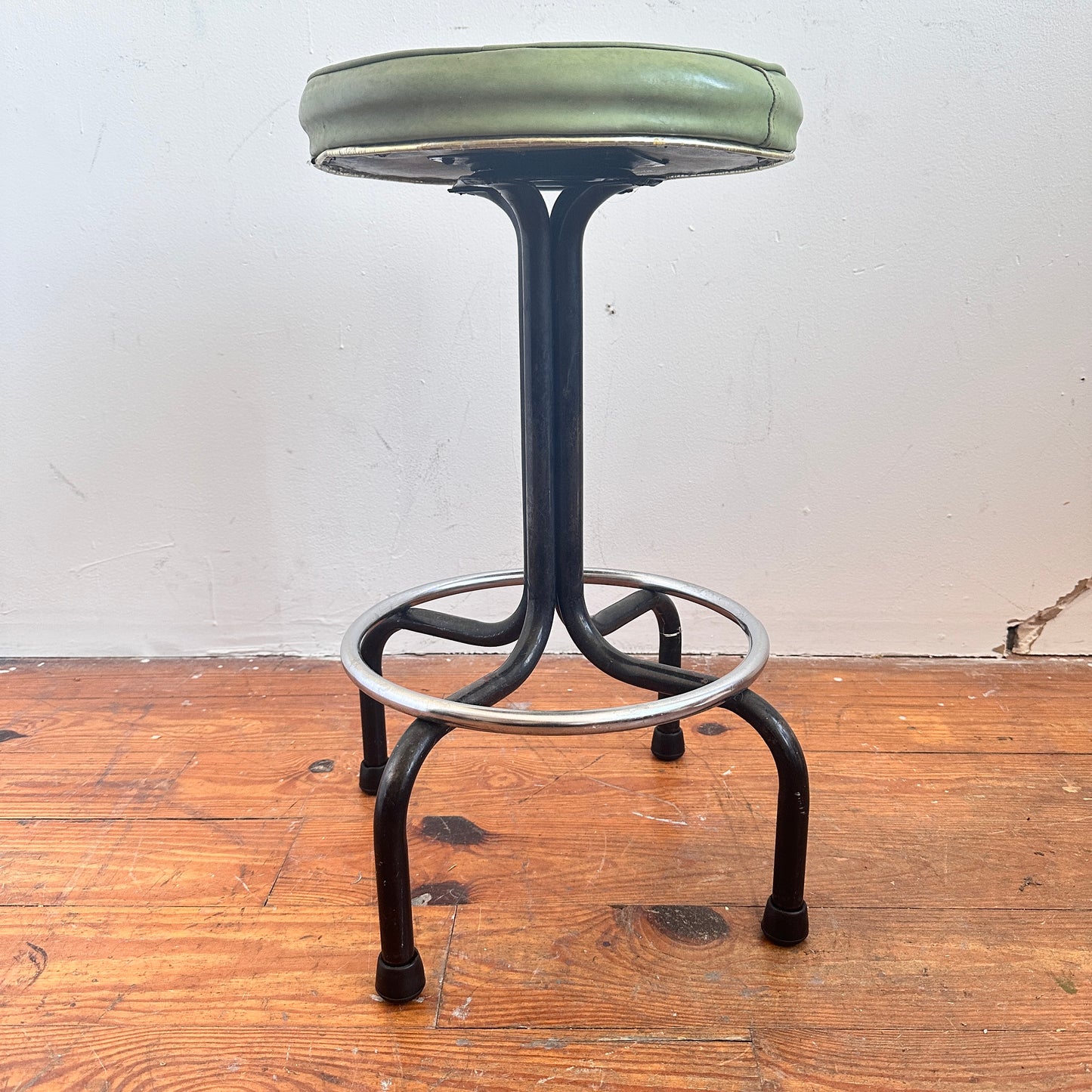 ST029 METAL AND GREAN VINYL SEAT SWIVEL STOOL