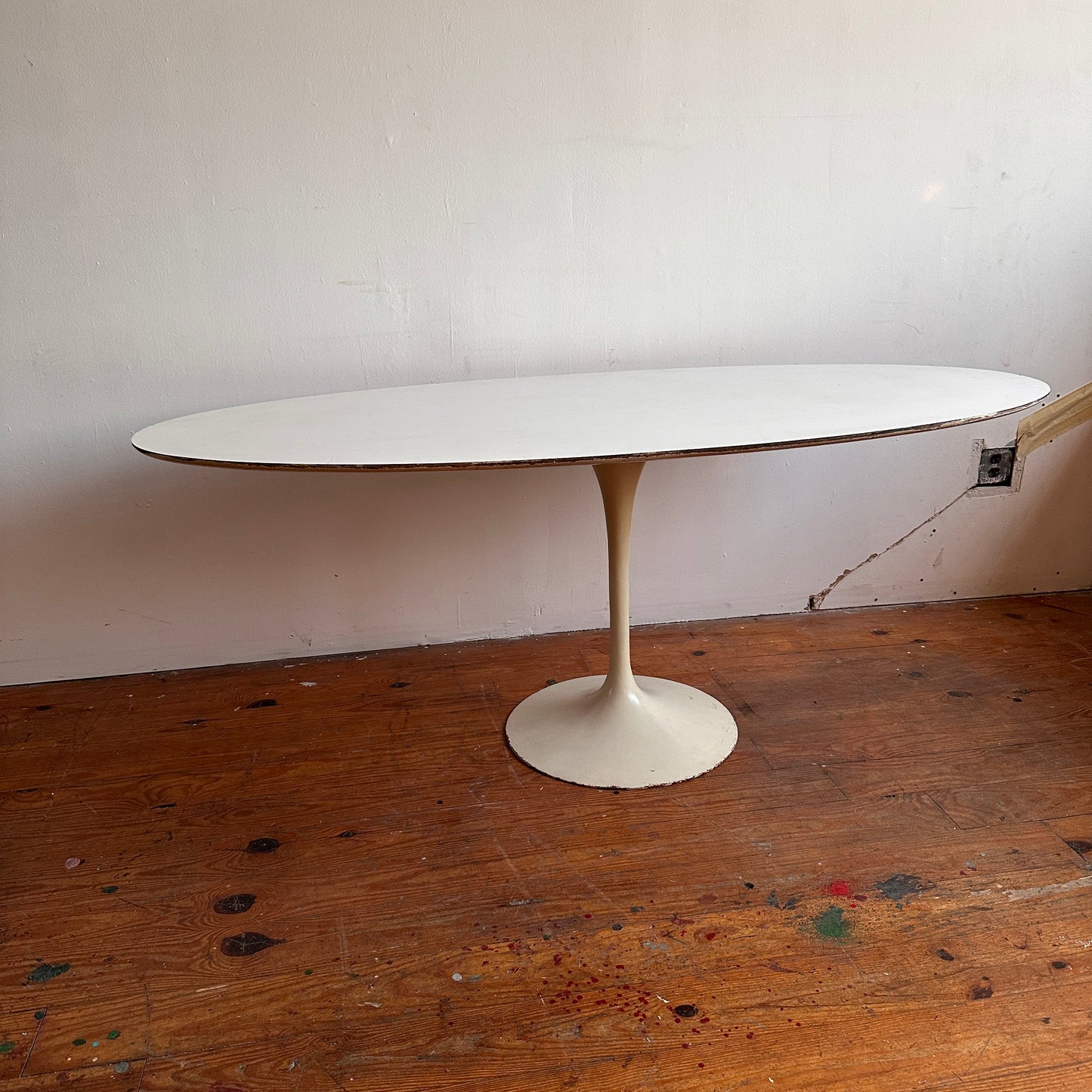 TB015 WHITE TULIP DINING TABLE