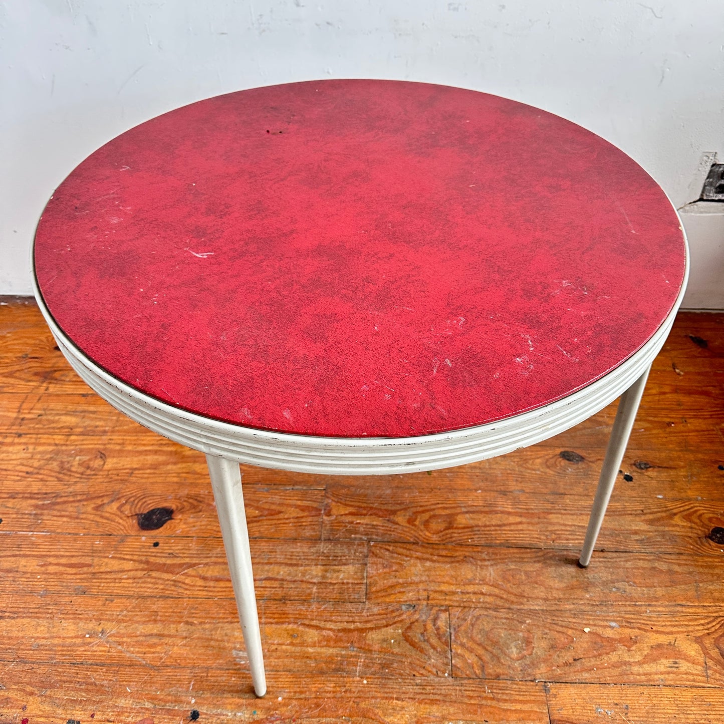 TB028 RED & WHITE ROUND FOLDING TABLE