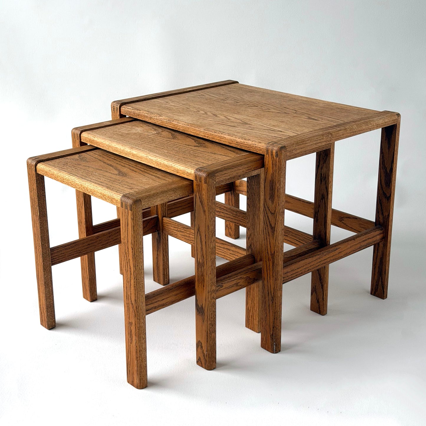 TB036 SET OF THREE RECTANGULAR OAK NESTING SIDE TABLES