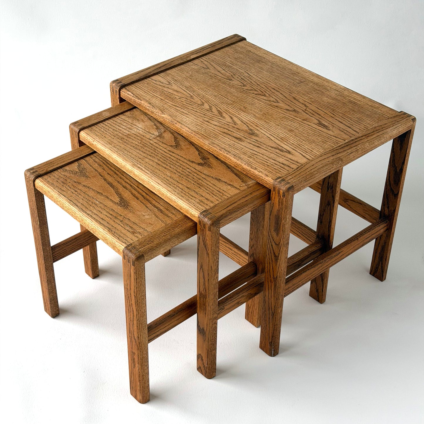 TB036 SET OF THREE RECTANGULAR OAK NESTING SIDE TABLES