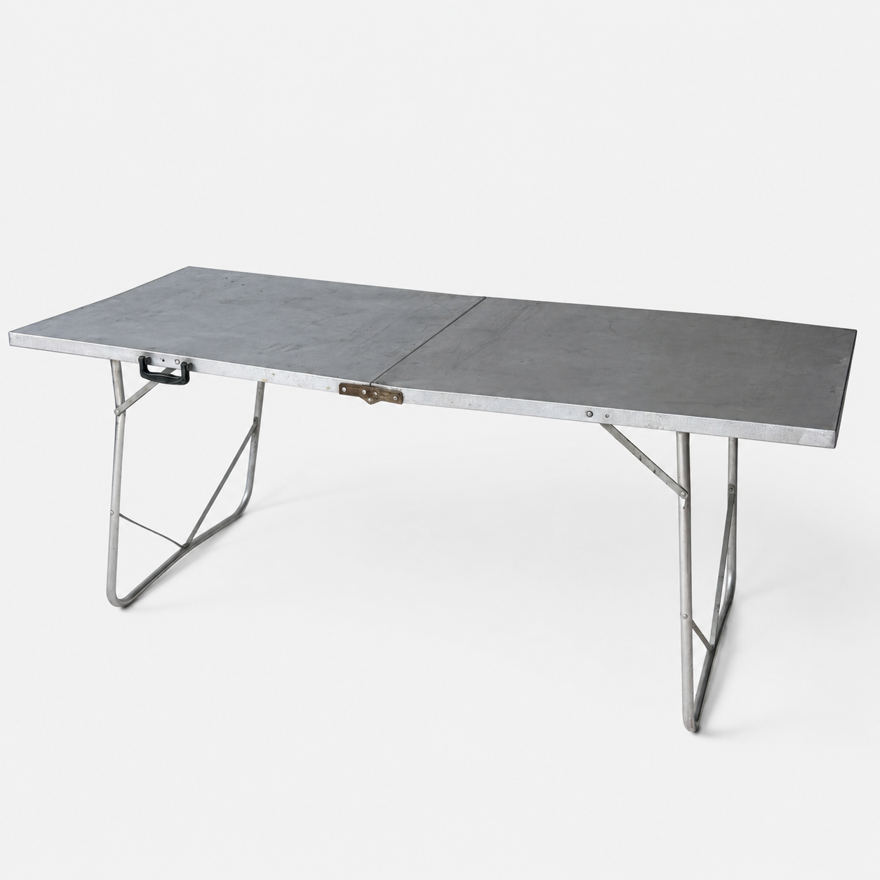 TB038 VINTAGE ALUMINUM FOLDING TABLE
