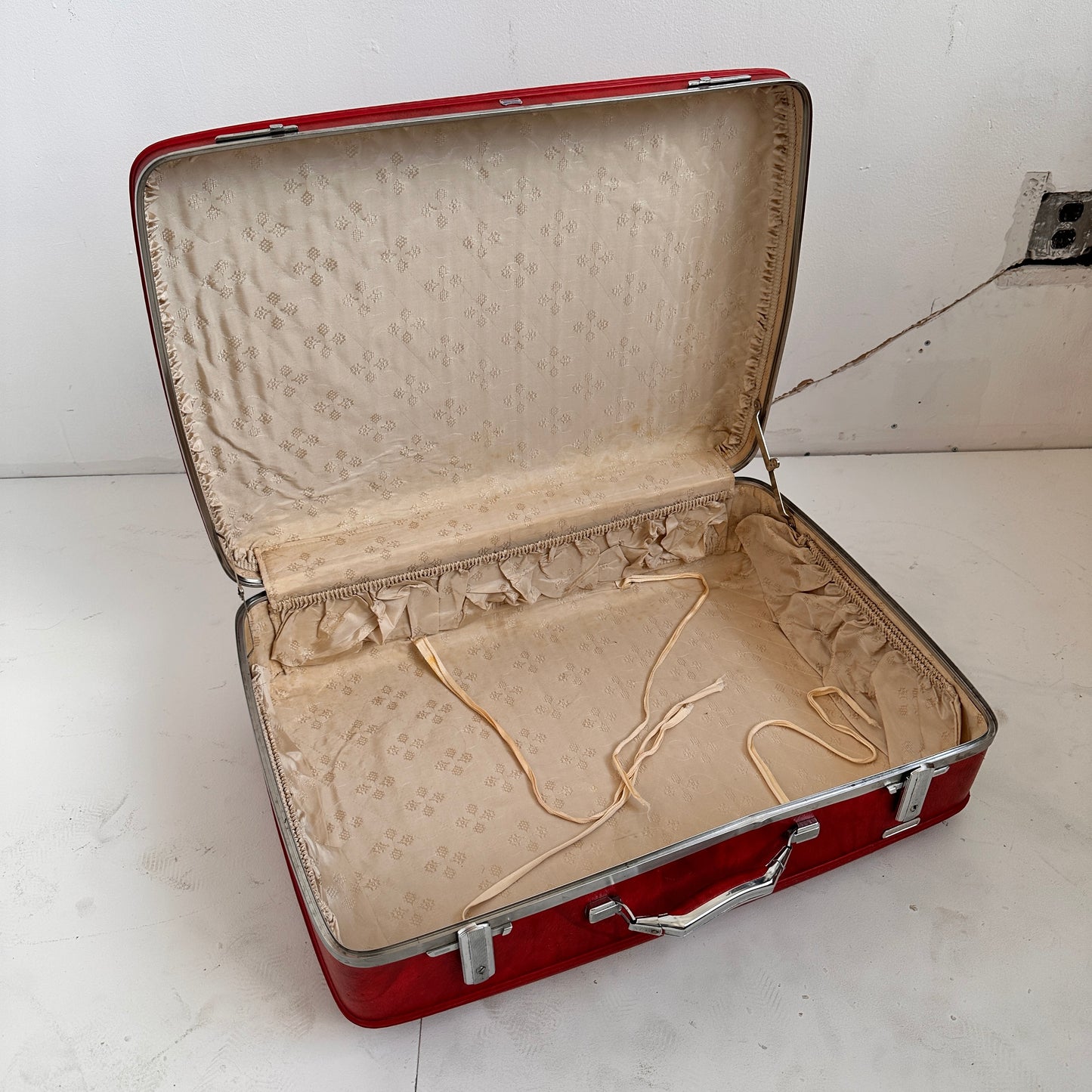 TL002 RED TOURISTER VINTAGE SUITCASE