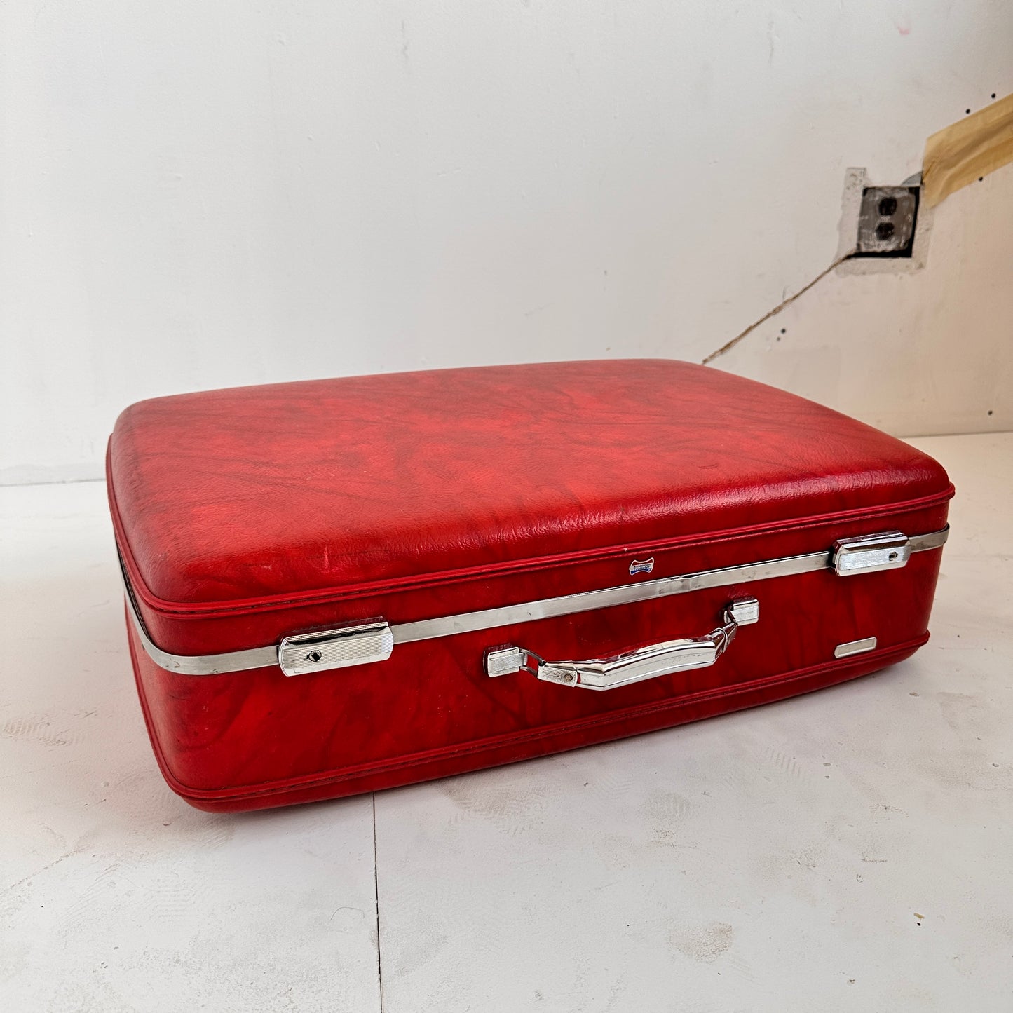 TL002 RED TOURISTER VINTAGE SUITCASE