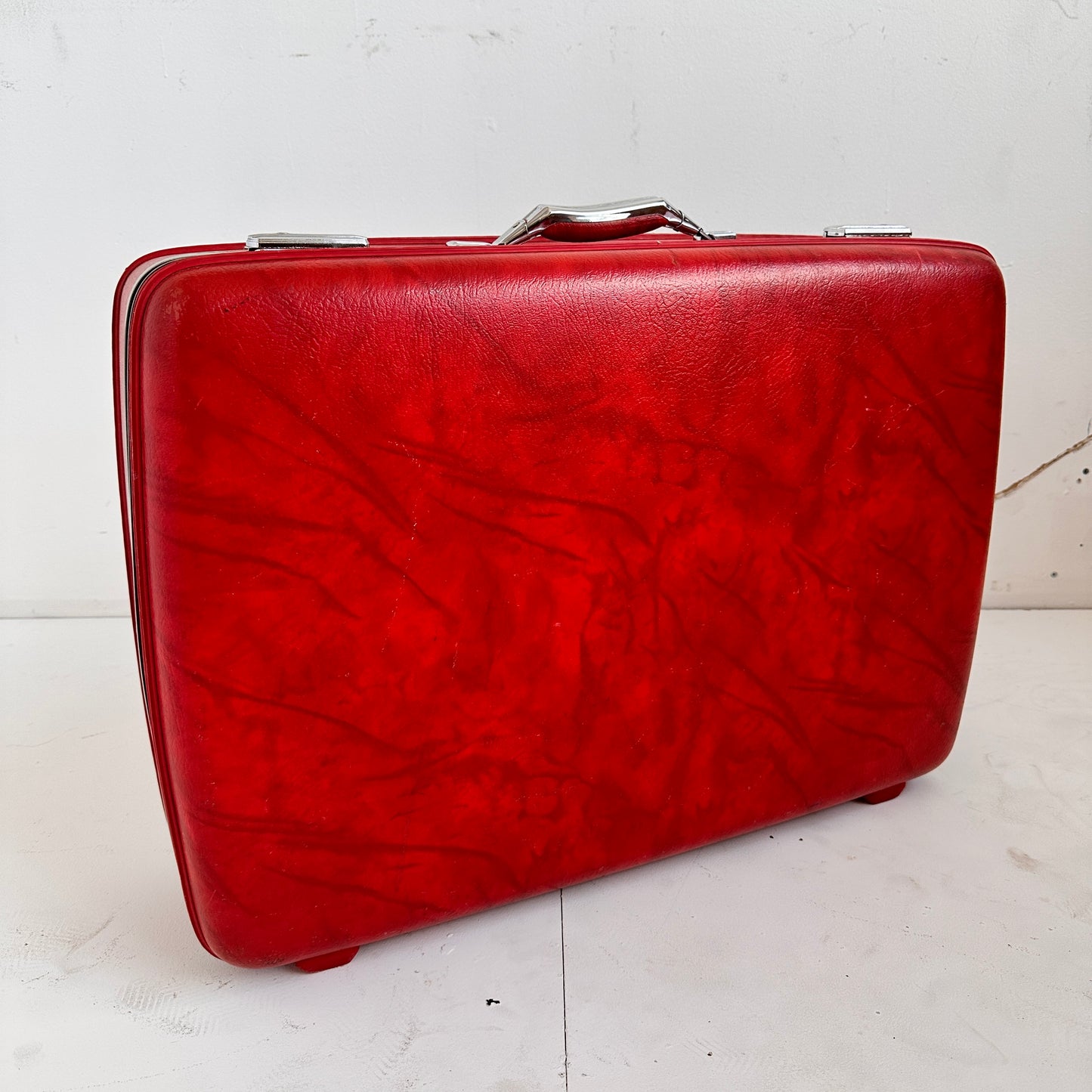 TL002 RED TOURISTER VINTAGE SUITCASE