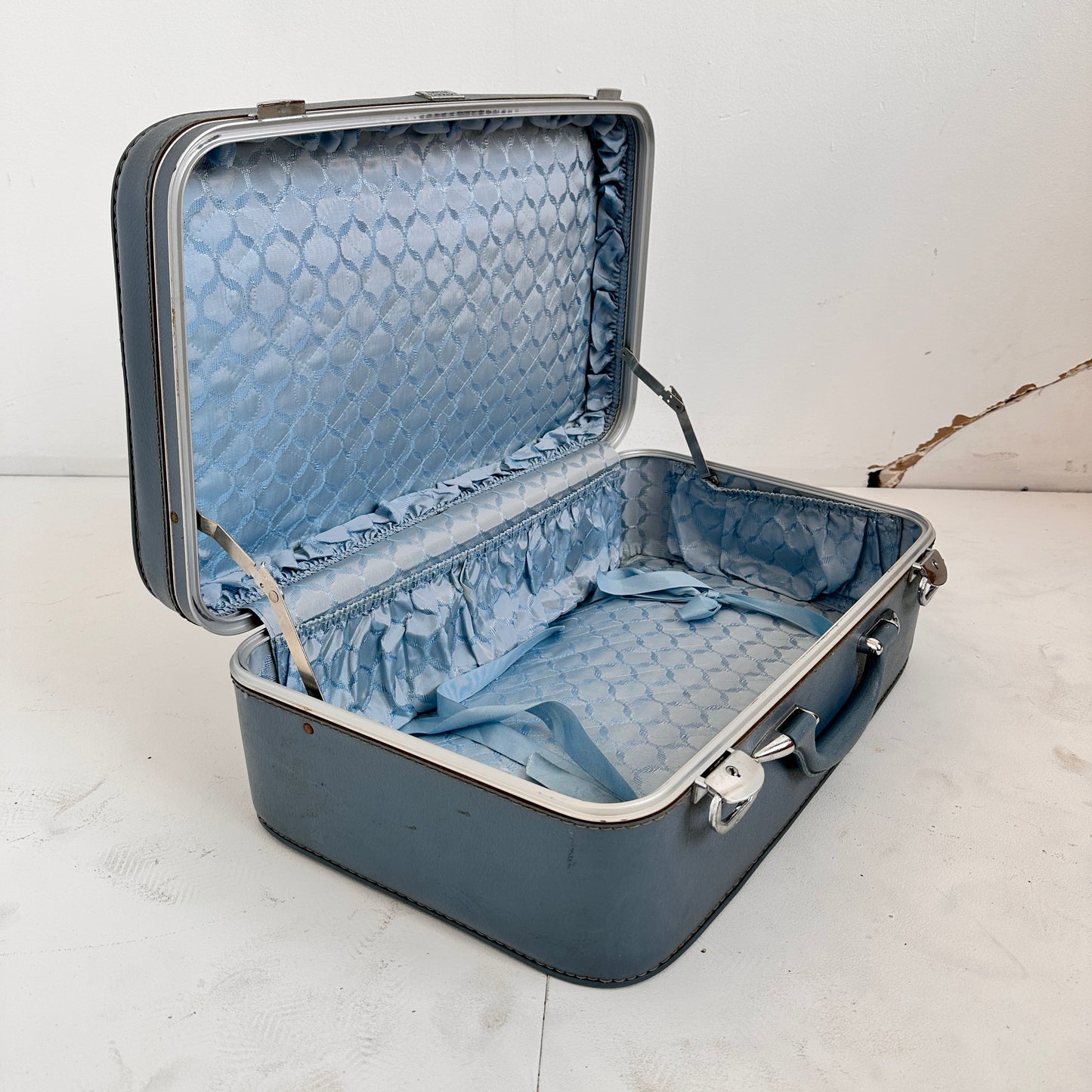 TL003 BLUE AMELIA EARHART SMALL SUITCASE
