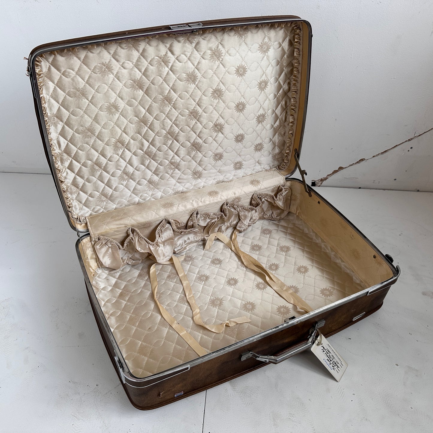 TL005 BROWN TOURISTER VINTAGE SUITCASE