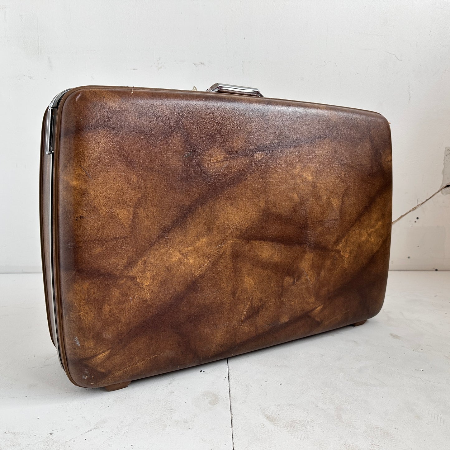 TL005 BROWN TOURISTER VINTAGE SUITCASE