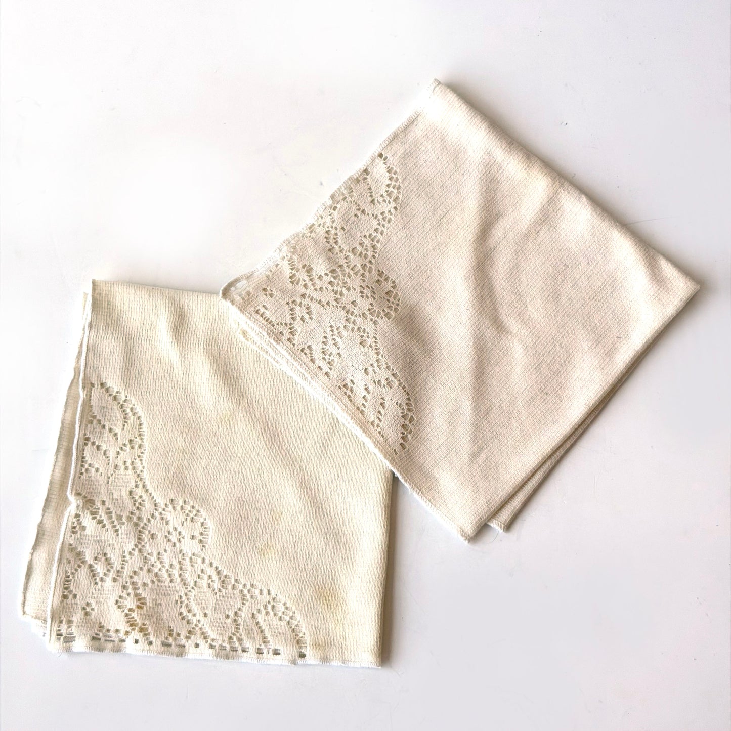 TL010 PAIR OF CREAM FLORAL LACE NAPKINS