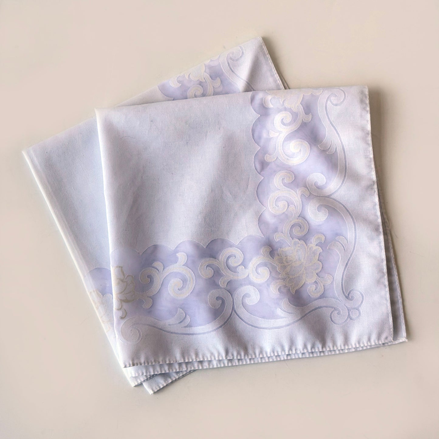 TL012 PAIR OF WHITE FLORAL NAPKINS