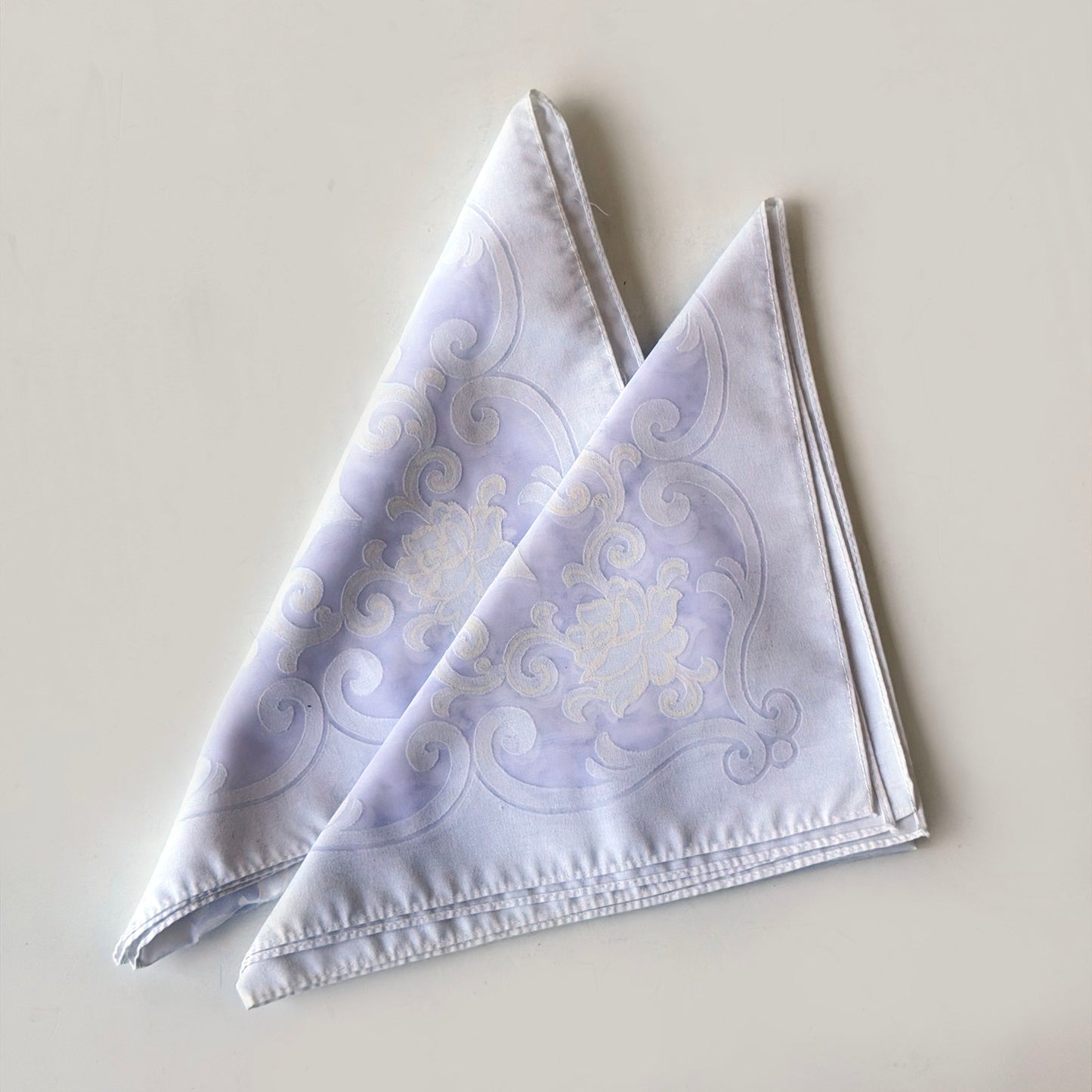 TL012 PAIR OF WHITE FLORAL NAPKINS