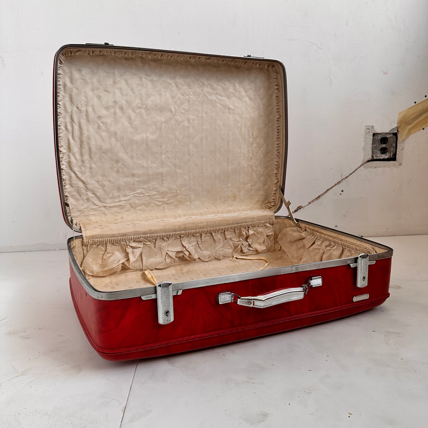 TR002 RED TOURISTER VINTAGE SUITCASE
