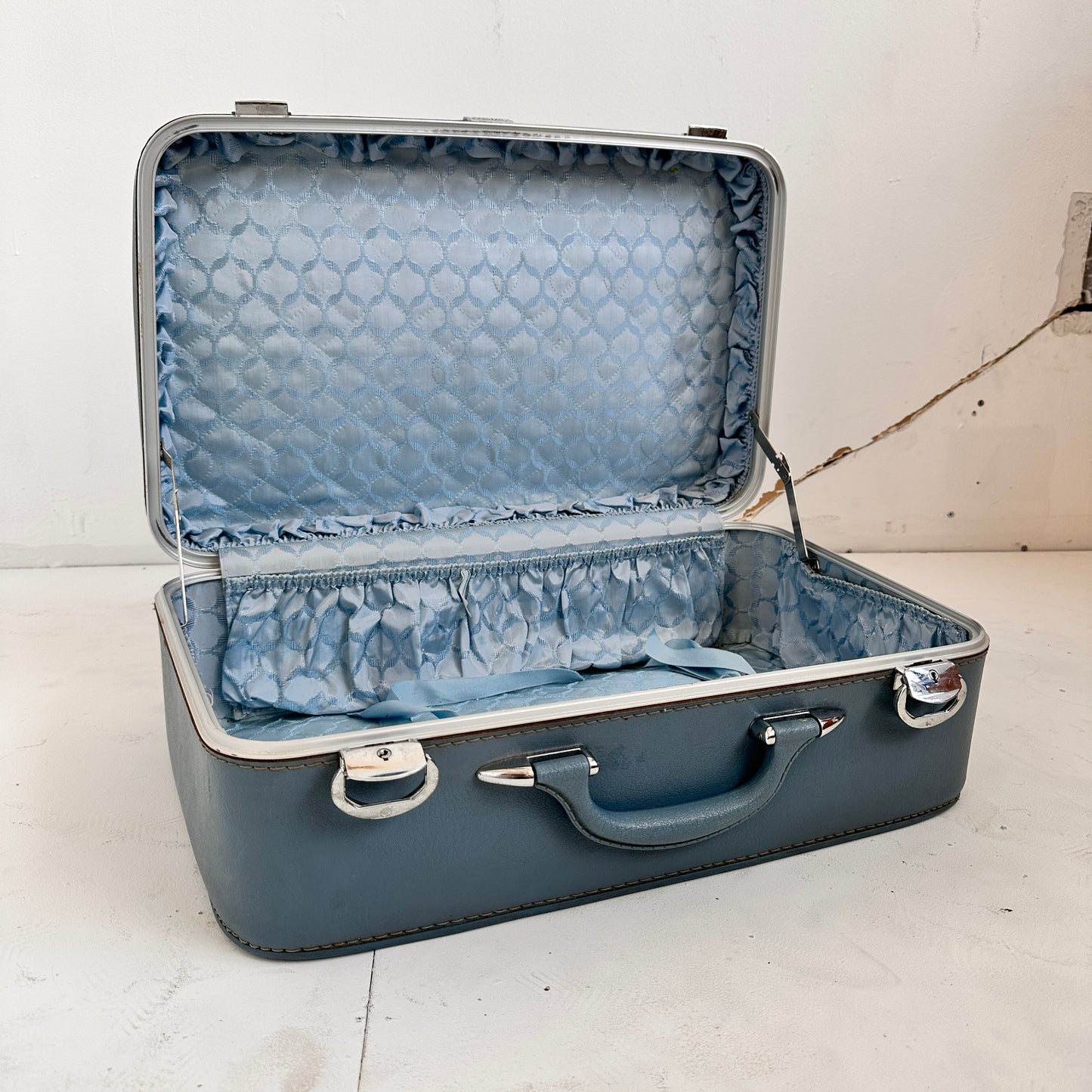 TR003 BLUE AMELIA EARHART SMALL SUITCASE
