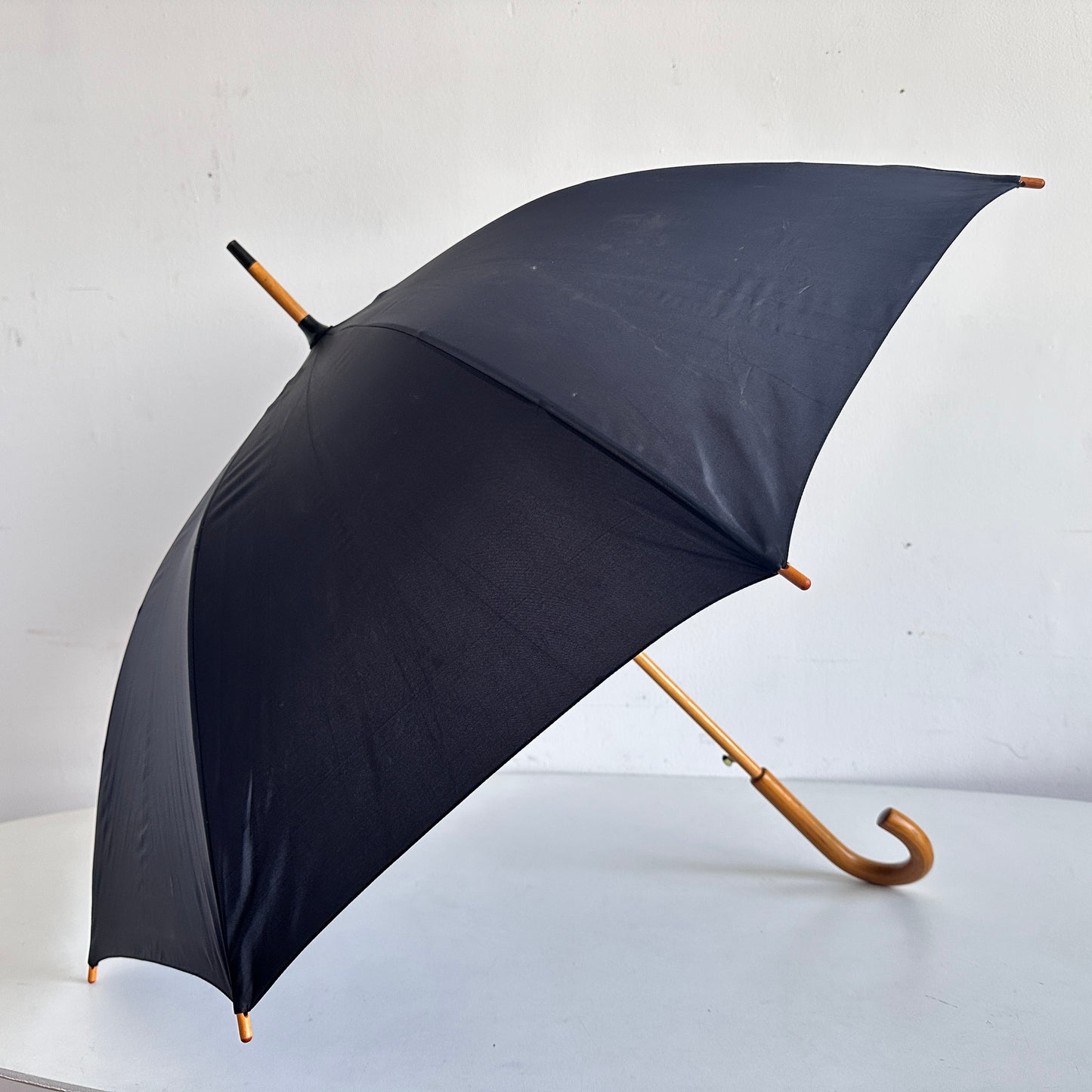 TR014 BLACK UMBRELLA WITH WOOD HANDLE & DETAILS