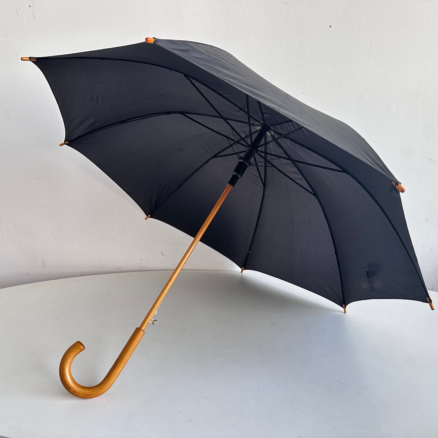 TR014 BLACK UMBRELLA WITH WOOD HANDLE & DETAILS