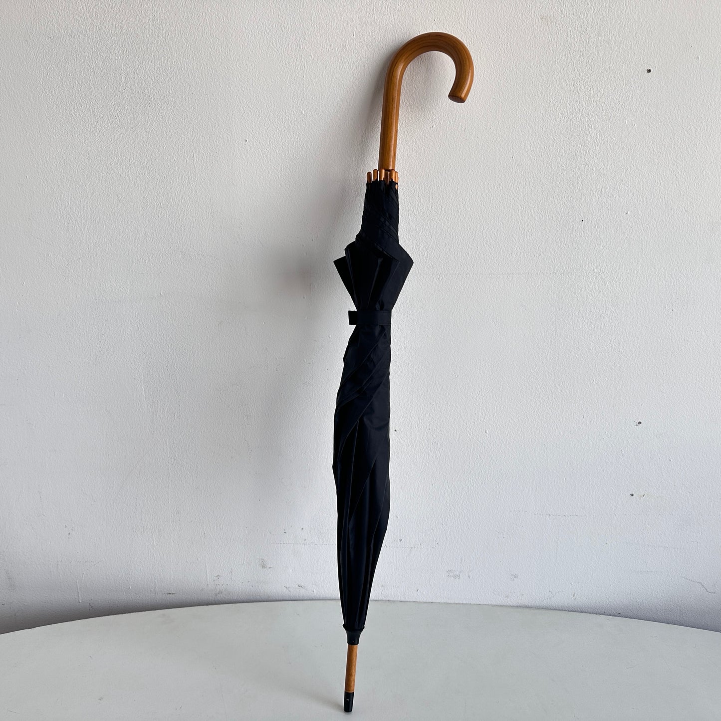 TR014 BLACK UMBRELLA WITH WOOD HANDLE & DETAILS