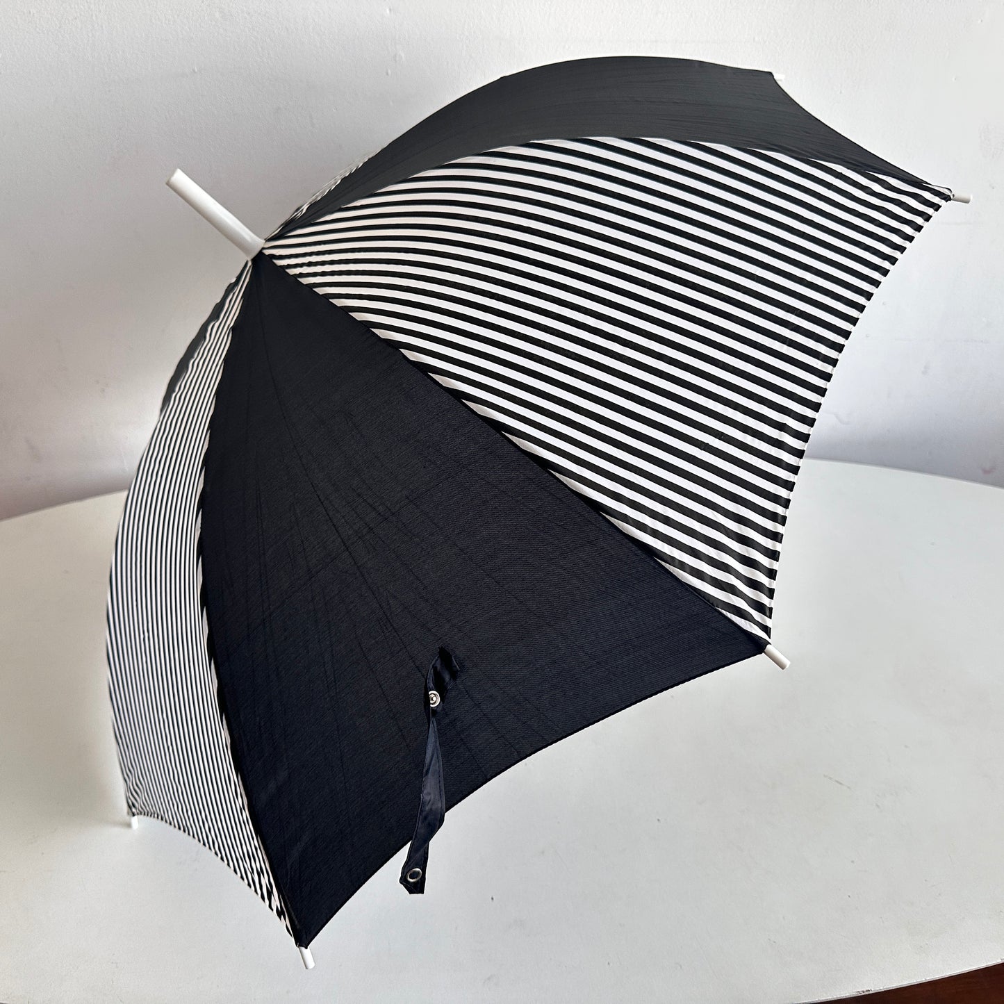 TR017 BLACK & WHITE EXCLAMATION UMBRELLA