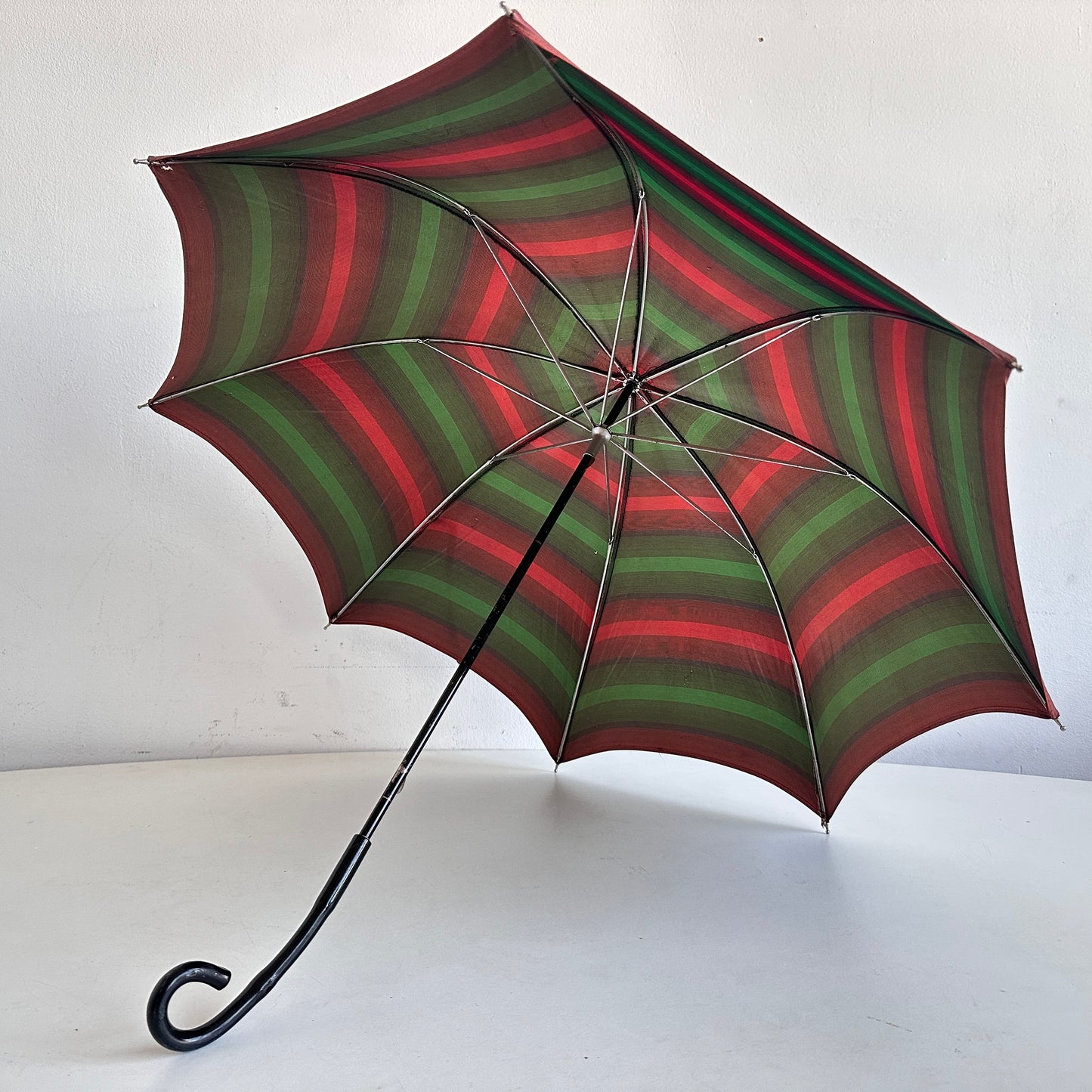 TR019 DISTRESSED RED & GREEN STRIPED UMBRELLA