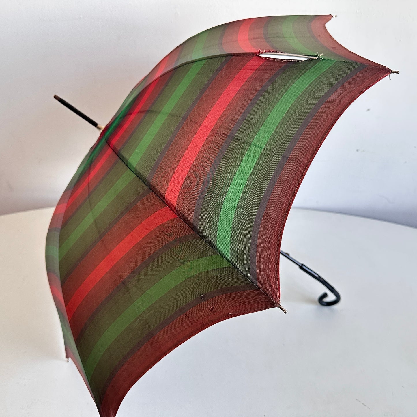 TR019 DISTRESSED RED & GREEN STRIPED UMBRELLA