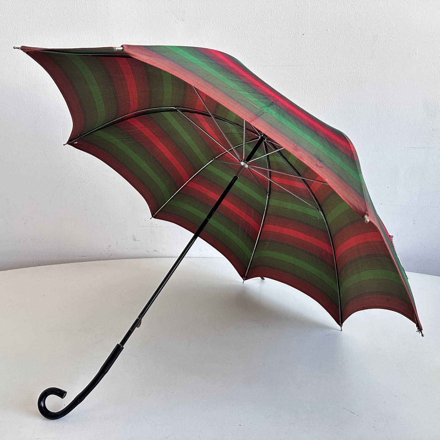 TR019 DISTRESSED RED & GREEN STRIPED UMBRELLA