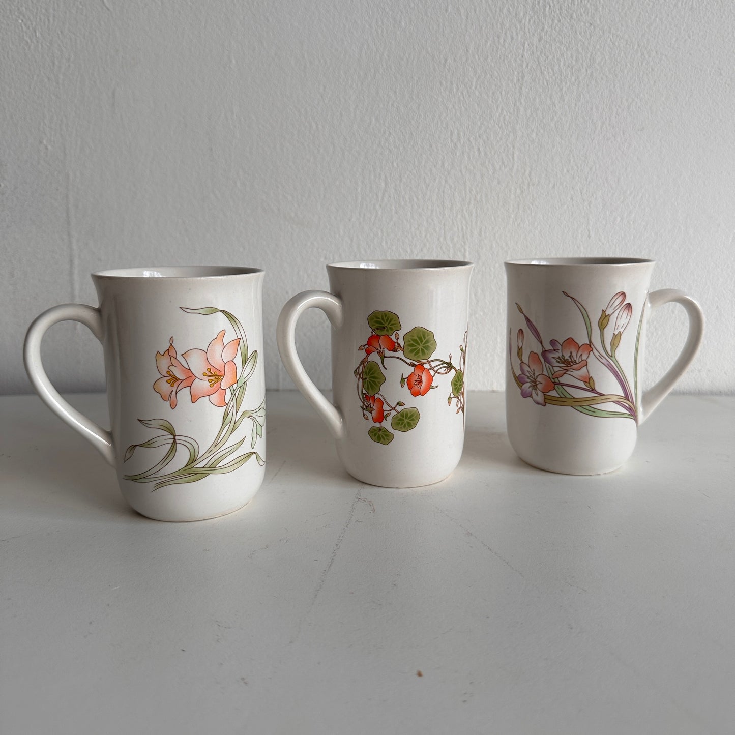 TT010 SET OF THREE VINTAGE FLORAL MUGS