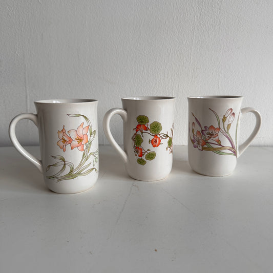 TT010 SET OF THREE VINTAGE FLORAL MUGS