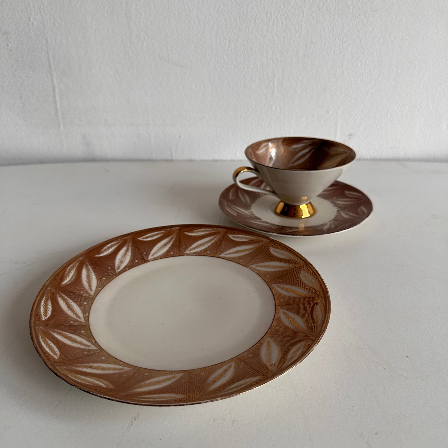 TT020 LEAF PLATE WITH GOLD ACCENT