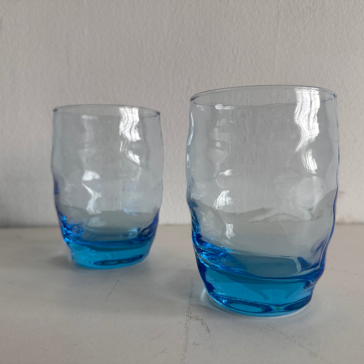 TT038 SET OF TWO BLUE TINTED CRINKLE WAVY GLASSES