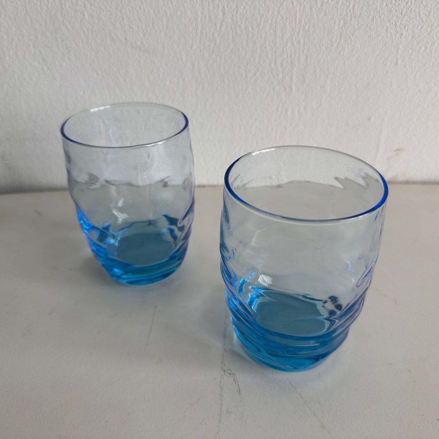 TT038 SET OF TWO BLUE TINTED CRINKLE WAVY GLASSES
