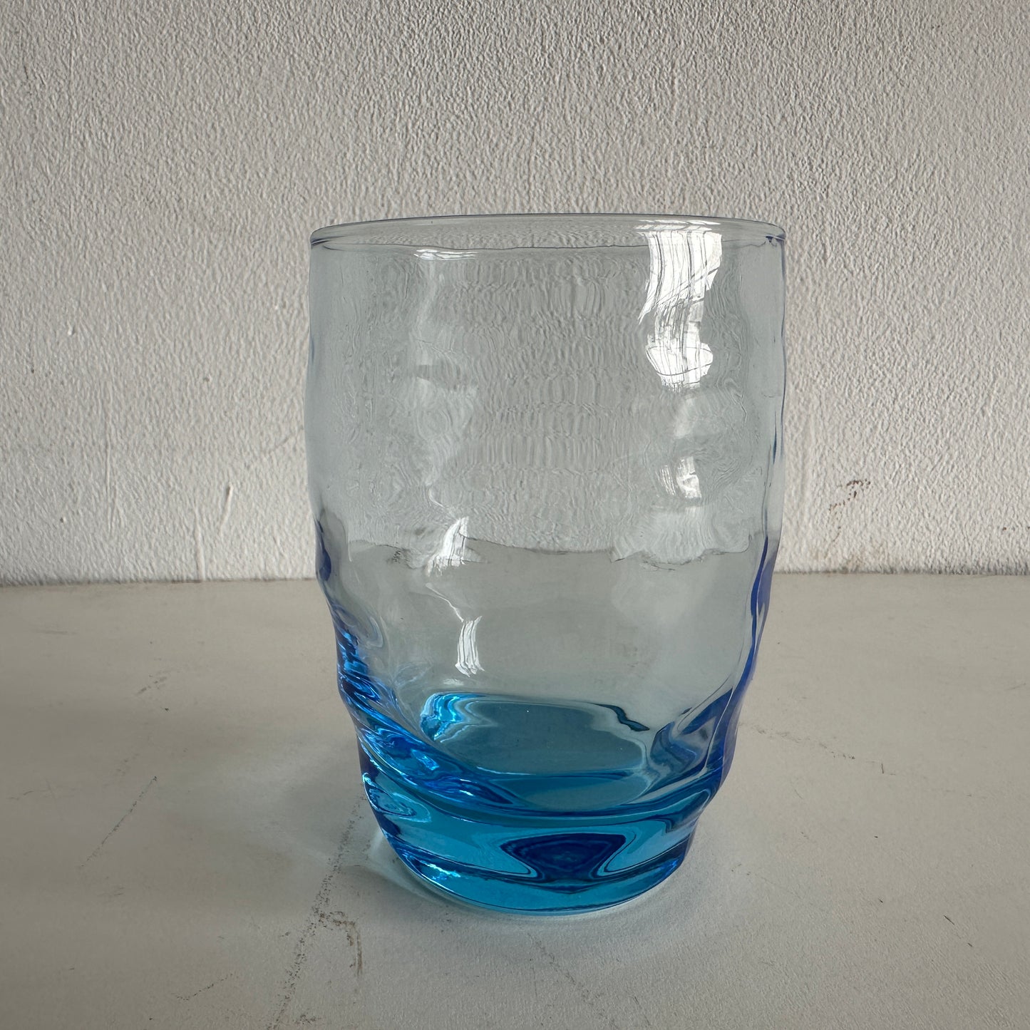 TT038 SET OF TWO BLUE TINTED CRINKLE WAVY GLASSES