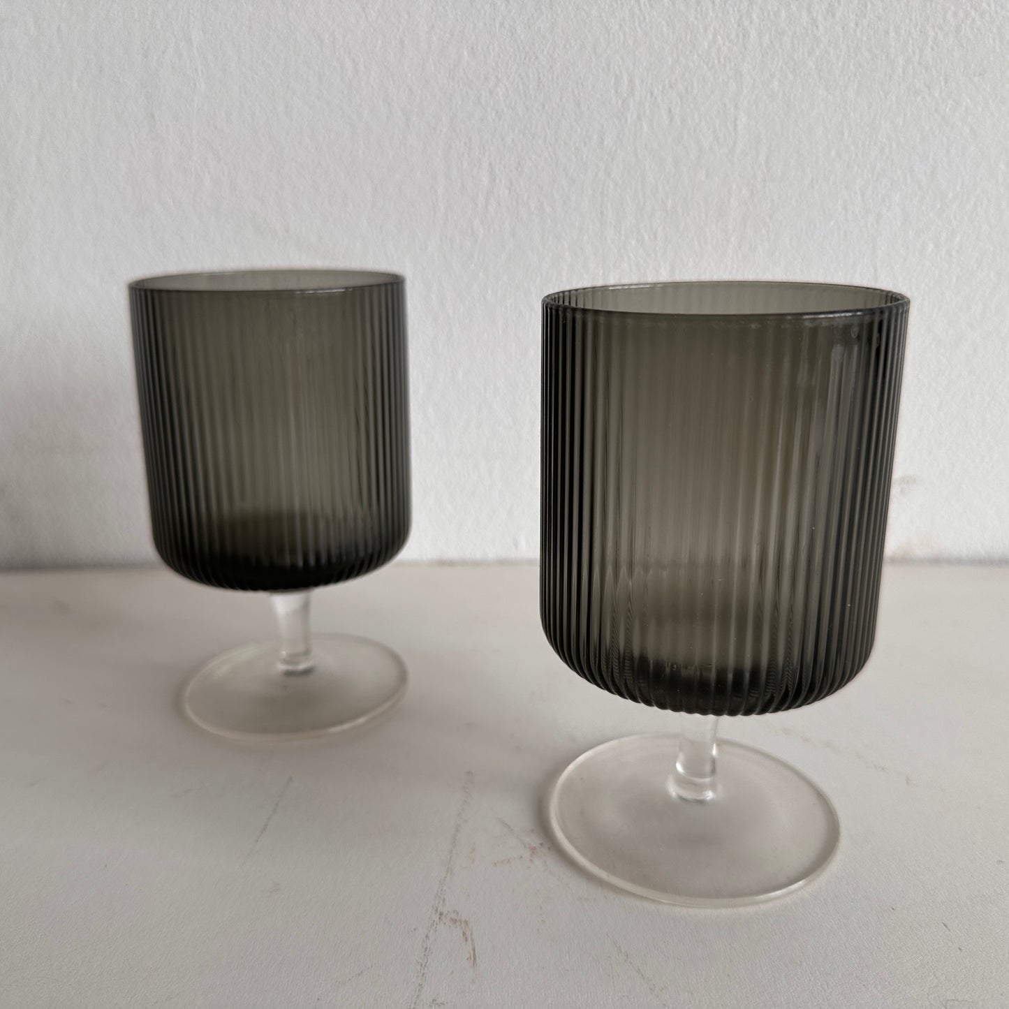 TT042 SET OF TWO FLUTED SMOKED COCKTAIL GLASSES