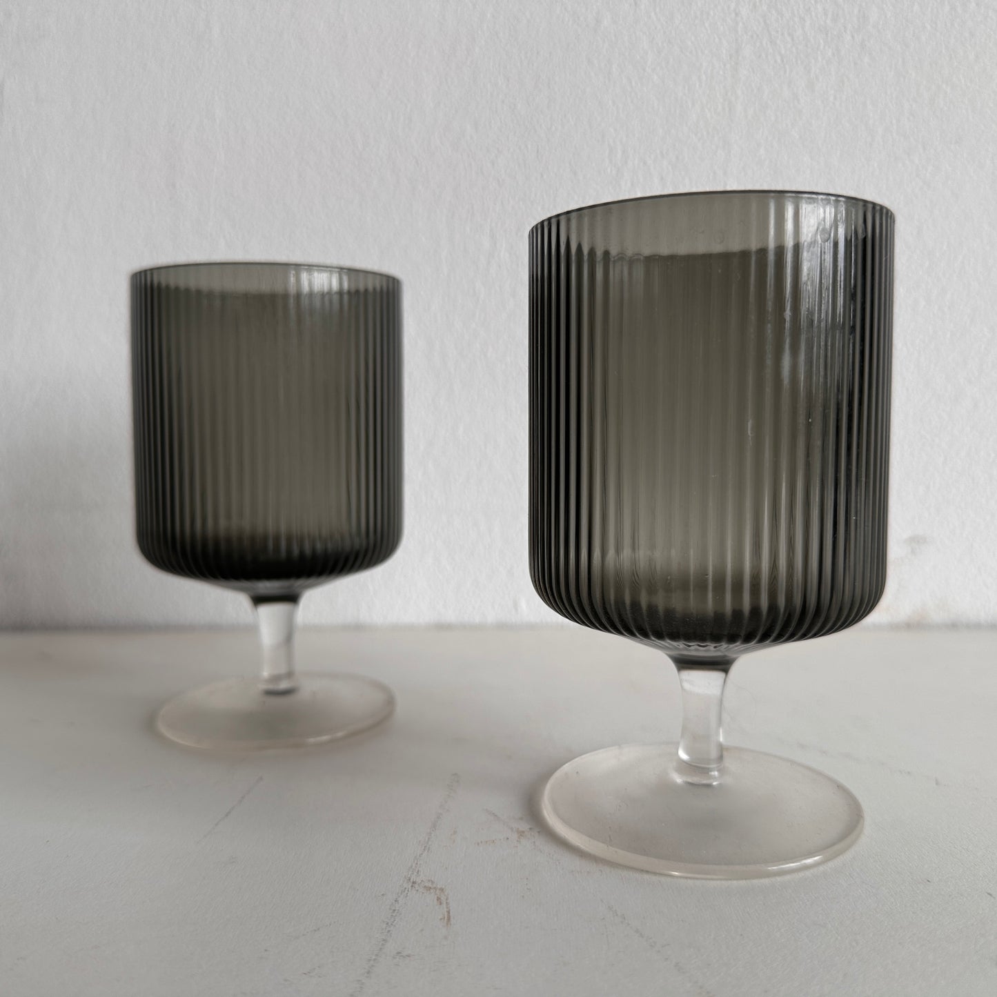 TT042 SET OF TWO FLUTED SMOKED COCKTAIL GLASSES