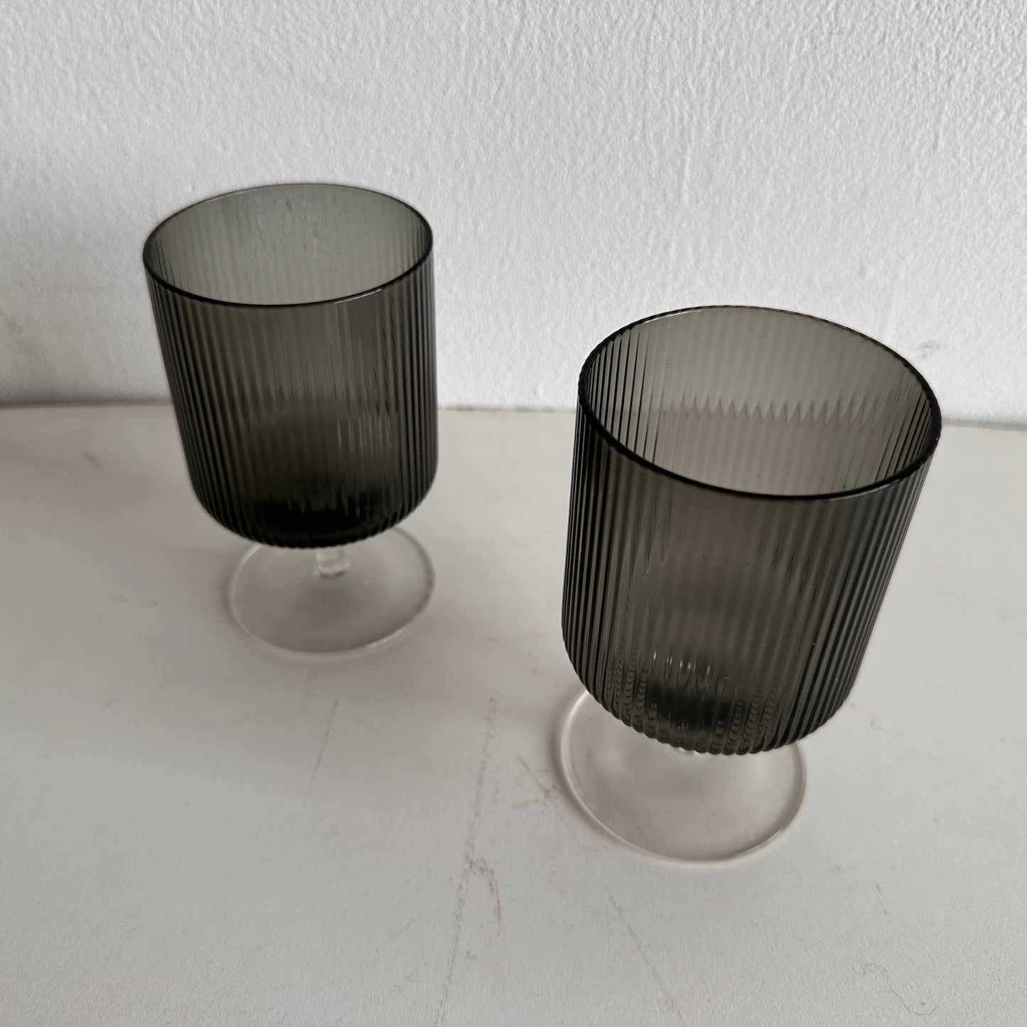 TT042 SET OF TWO FLUTED SMOKED COCKTAIL GLASSES