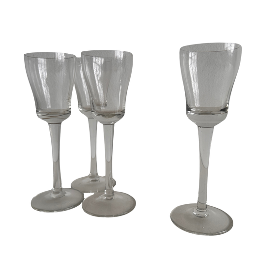 TT046 SET OF FOUR BELL SHAPED APERITIF GLASSES