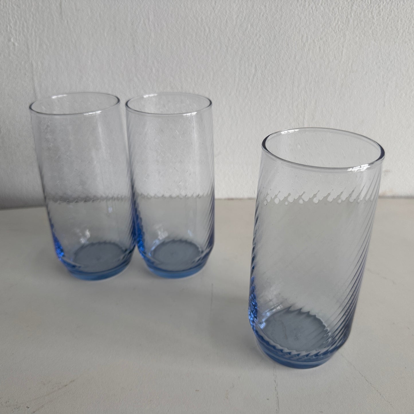 TT053 SET OF THREE BLUE TINTED TALL TWISTY GLASSES