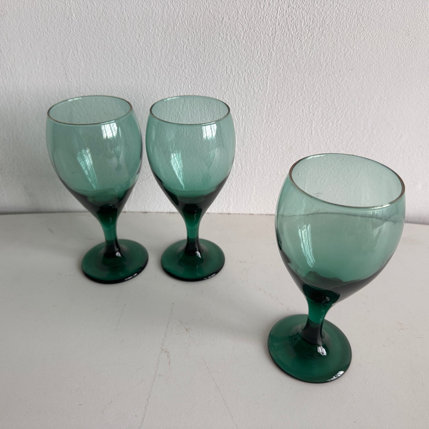 TT054 SET OF THREE TEAL TINTED WINE GLASSES