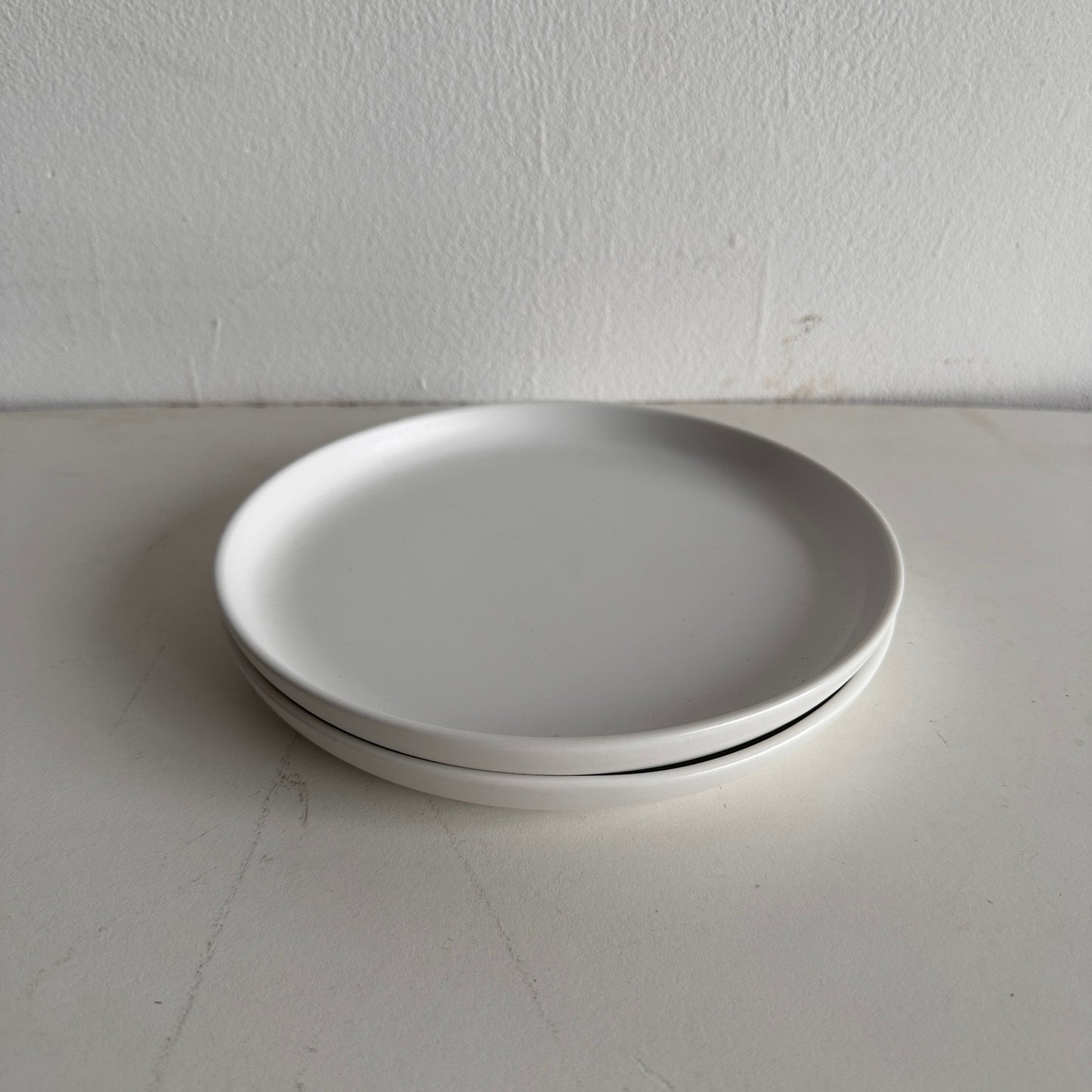 TT057 SET OF TWO SIMPLE WHITE MATTE CERAMIC PLATES