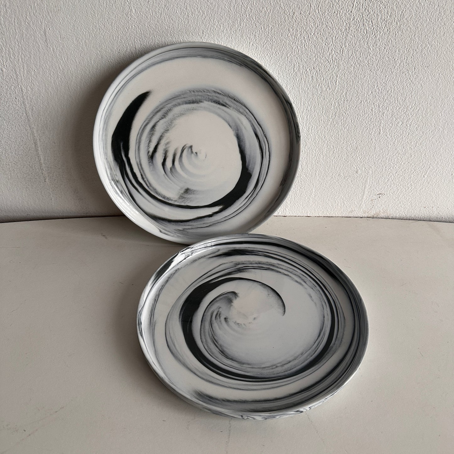 TT059 SET OF TWO CERAMIC BLACK AND WHITE MARBLED SWIRL PLATES