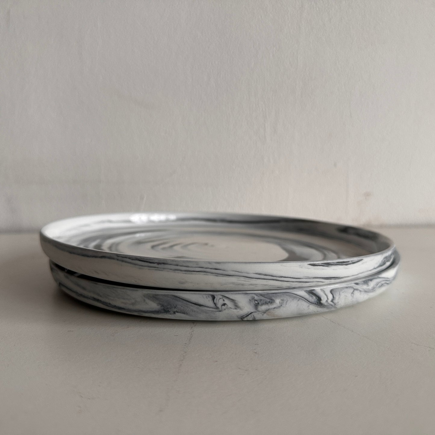 TT059 SET OF TWO CERAMIC BLACK AND WHITE MARBLED SWIRL PLATES