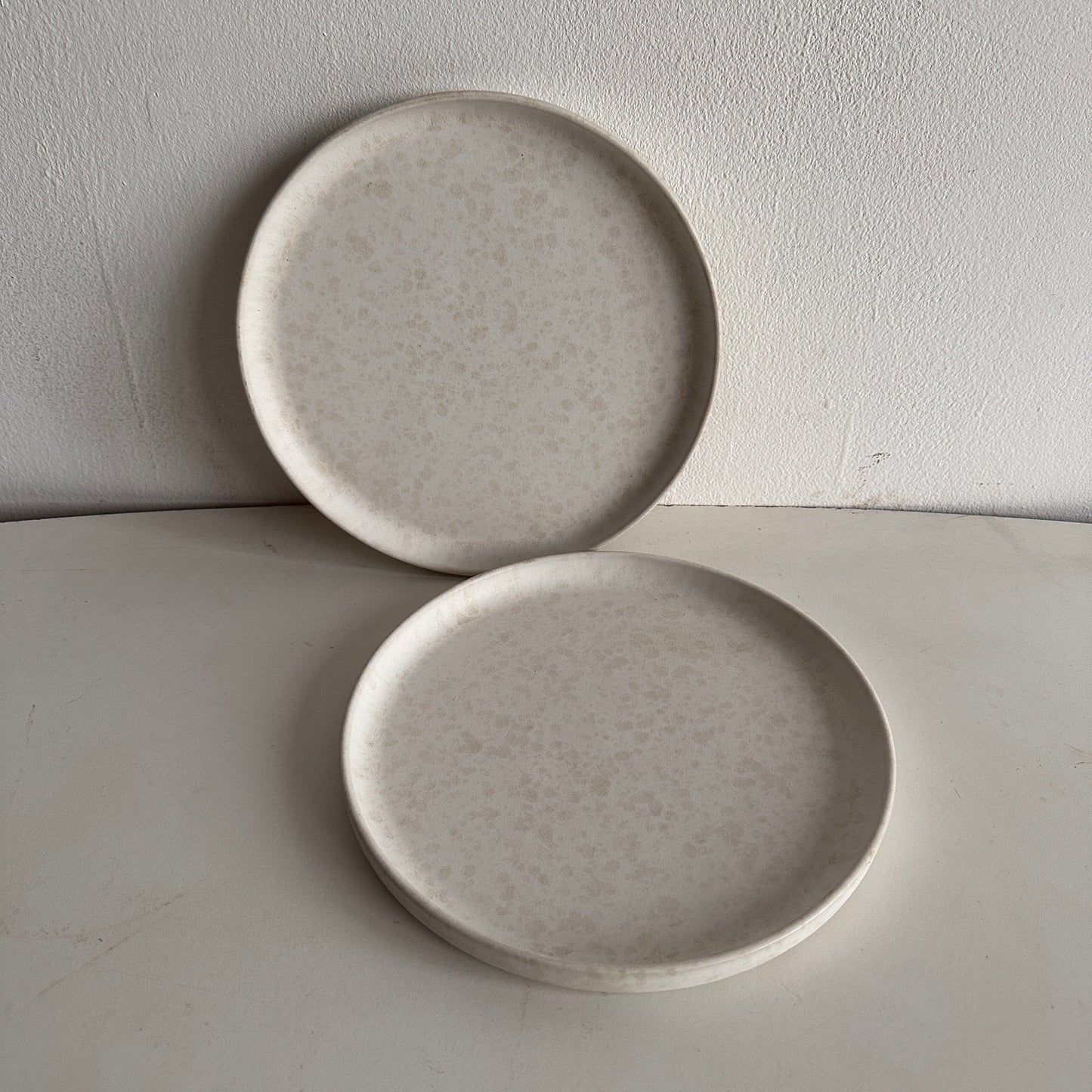 TT060 SET OF TWO WHITE CERAMIC PLATES WITH BEIGE TEXTURE