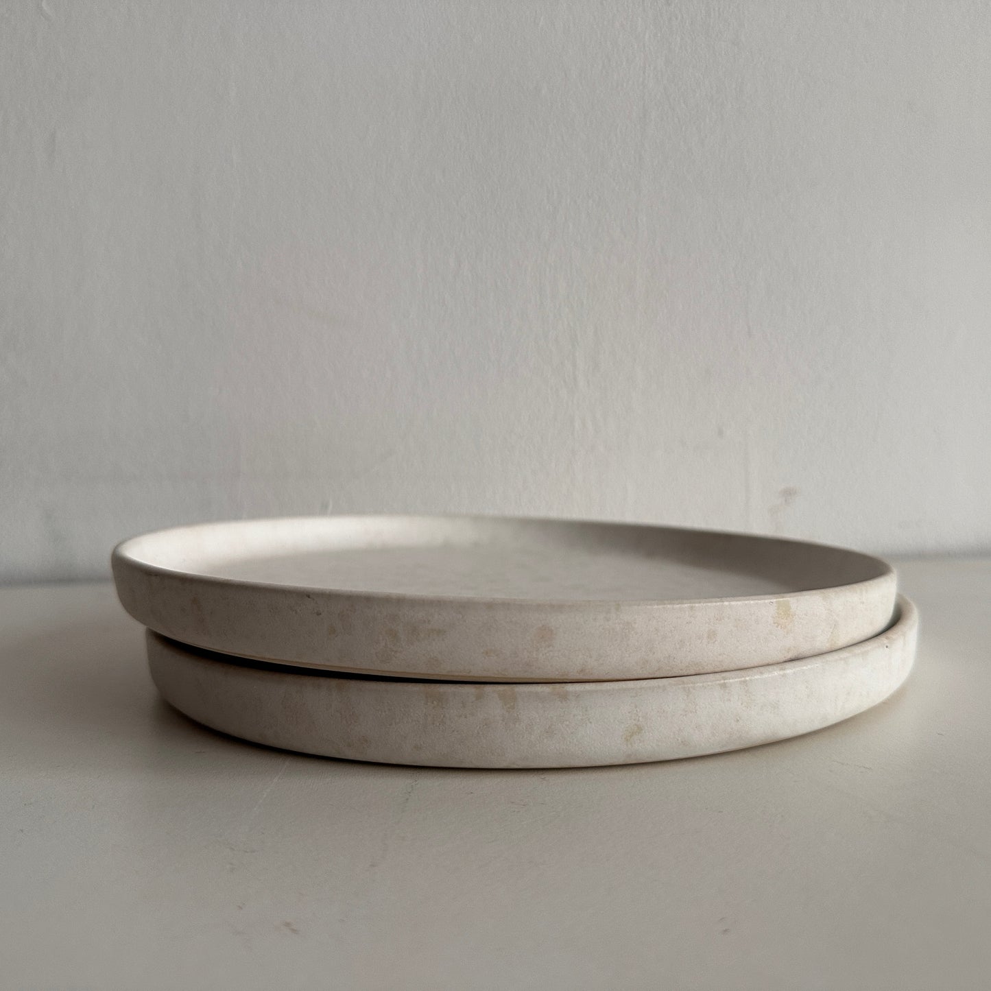 TT060 SET OF TWO WHITE CERAMIC PLATES WITH BEIGE TEXTURE